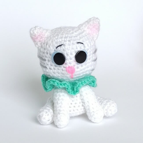 Вязаная игрушка Котик белый